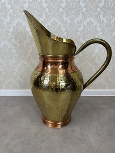 Džbán s tepáním a měděným lemem