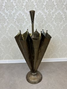 Mosazný stojan na deštníky ve tvaru rozevřeného paraplete