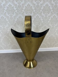 Mosazný stojan na deštníky ve tvaru kornoutu