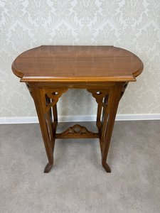 Vyřezávaný odkládací stolek s květinovým dekorem