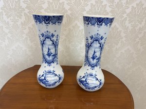 Modrobílá váza s ručně malovaným motivem holandské krajiny a lodí, cena za ks