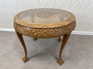 Konferenční stolek s prosklenou deskou a řezbovanými lvími tlapami