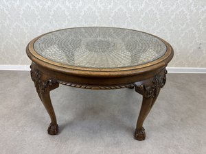 Konferenční stolek s prosklenou deskou a výpletem