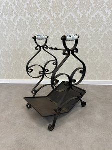 Kovaný nosič na dříví s porcelánovými úchyty 