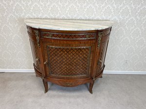 Komoda s mramorovou deskou, kazetovým vzorem a bronzovými aplikacemi