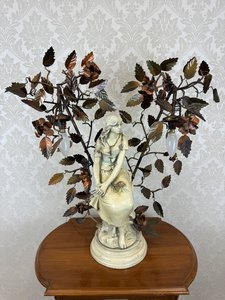 Romantická stolní lampa s figurální soškou 