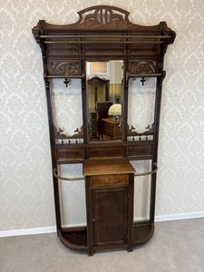 Dubová věšáková stěna s mosaznými prvky a zrcadlem 