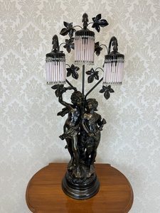 Stolní lampa se čtyřmi zdobenými stínidly a kovovým dekorem listů vinné révy