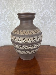 Hliněná váza s rytým geometrickým vzorem a kontrastní patinou