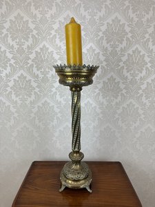 Kovaný svícen s patinou a reliéfními detaily