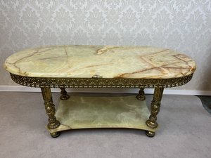 Konferenční stolek v kombinaci mosaz a onyx