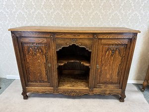 Dubová příborníková komoda s vyřezávanými detaily a úložným prostorem