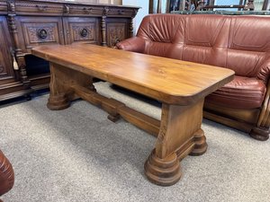 Masivní konferenční stolek