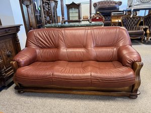 Kožená třímístná pohovka s masivním dřevěným rámem