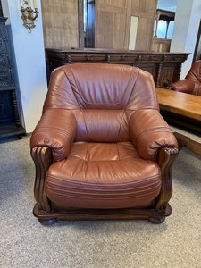 Kožené křeslo s masivní dřevěnou konstrukcí