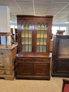 Dřevěná vitrína s gotickými prvky a prosklenými dvířky