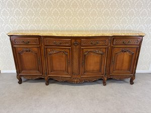 Příborník s mramorovou deskou, řezbovanými detaily