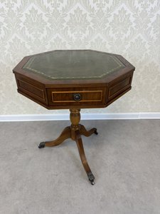 Příruční stolek se zelenou koženou výplní, zásuvkou a trojnohou podnoží na kolečkách