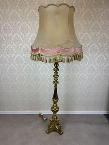 Mosazná stojací lampa s bohatě zdobeným podstavcem a textilním cylindrem
