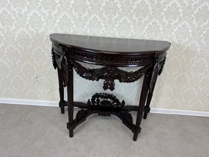 Tmavě mořený konzolový stolek s bohatým řezbováním, cena za ks