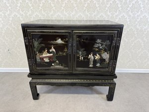 Černá lakovaná skříňka s kamennou intarzií a motivy čínských dam