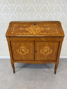 Intarzovaný sekretář s květinovým motivem a výklopnou deskou