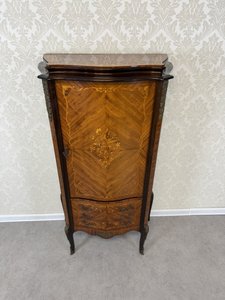 Intarzovaná vitrína s prohnutou čelní linií, zrcadlovým interiérem