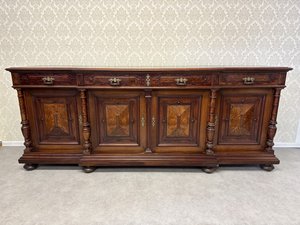 Rozměrná komoda s intarzií a točenými sloupky 