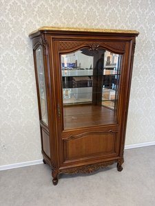 Vitrína s mramorovou deskou a vyřezávaným dekorem, třešňové dřevo