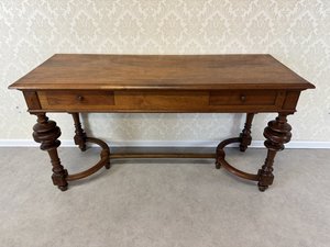 Psací stůl s točenými nohami a zásuvkami 