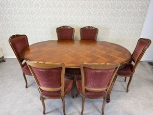 Rozkládací jídelní stůl s šesti čalouněnými židlemi