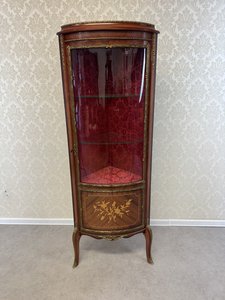 Prosklená rohová vitrína s intarzií květin, červeným interiérem