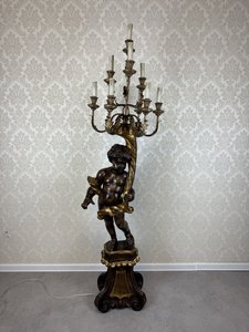 Monumentální dřevěný světlonoš s postavou andílka, 1910