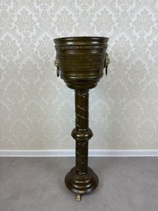 Stojací mosazný květináč na podstavci se lvím motivem