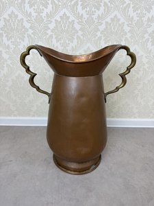 Nádoba s mosazným držákem