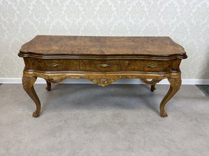 Luxusní dřevěný konzolový stolek s intarzií a vyřezávanými detaily