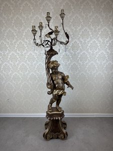 Dřevěný světlonoš s figurou andělského dítěte a točeným rohem hojnosti 