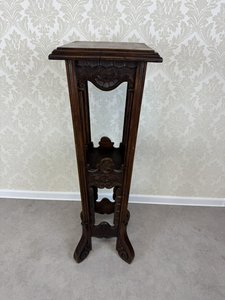 Ručně řezaný květinový stolek, cena za ks