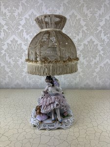 Porcelánová stolní lampa s krajkovým stínidlem, figurální scénou ženy