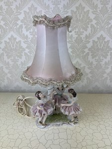Porcelánová stolní lampa se stínidlem a třemi dívkami v krajkových šatech v tanečním kruhu