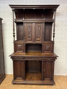 Dvoustupňový příborník z tmavého dřeva s figurální řezbou 