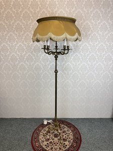 Stojací lampa s textilním stínidlem