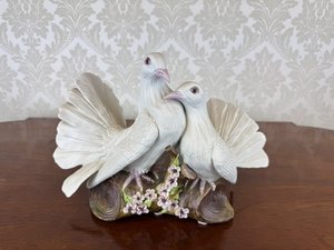 Porcelánová figurka dvou holubic na kmínku