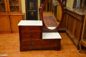 Toaletní stolek s oválným zrcadlem a mramorovými deskami, styl První republika