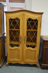 Vitrína s  prosklenými dvířky s geometrickým vzorem