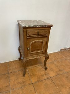 Dubový noční stolek s mramorovou deskou