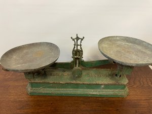 Starožitné dvoumiskové váhy bez závaží