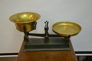 Mosazné dvoumiskové váhy bez závaží