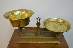 Mosazné váhy na podstavci bez závaží
