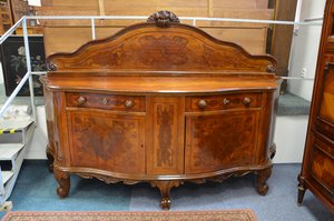 Elegantní komoda s ornamentálními detaily